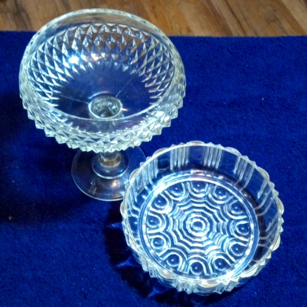 2 decorative glass dishes